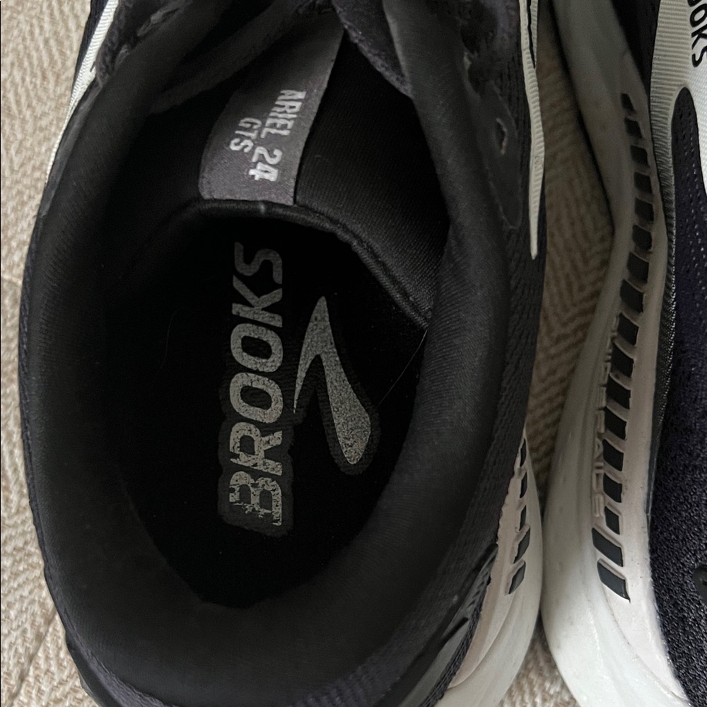 Brooks Ariel GTS 24 Black and White Running Shoes in Size 8 - Picture 13 of 15